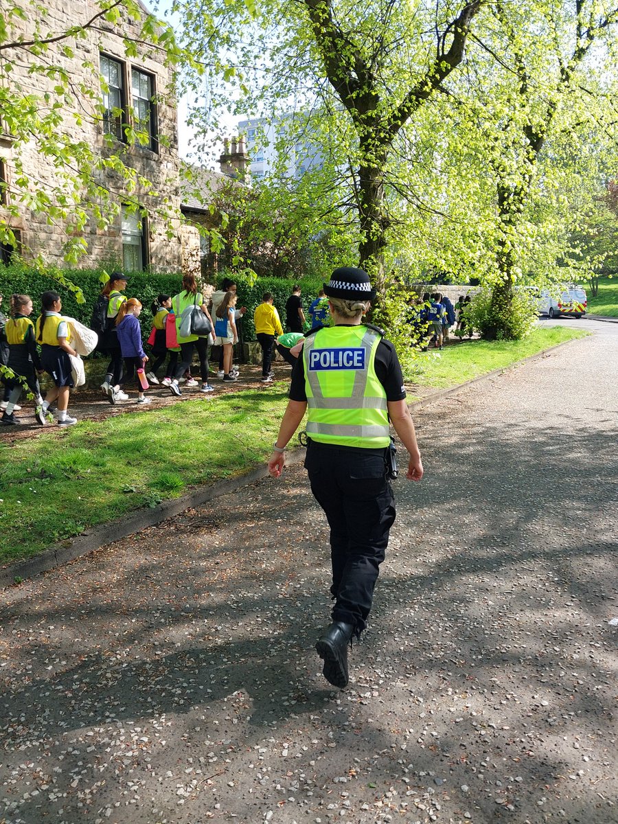 Partick Community Officers have assisted @ThornwoodPrimary with the walking bus to safely get to the park to carry out their sponsored Fun Run. The sun was shining, and a great day was had by all. Well done to all the participants. #GlasgowNorthWest #CommunityPolicing