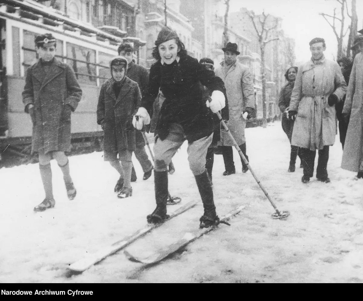 Sokaklarda kayak keyfi, İstanbul, 1937.