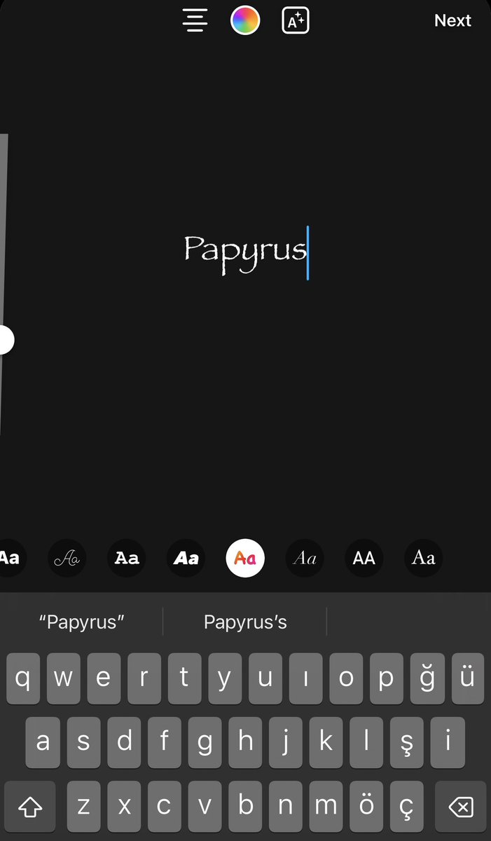 Instagram Story’de Comic Sans’a benzeyen fontu seçip “Papyrus” yazarsanız font Papyrus’e dönüşüyo desem inanır mısınız