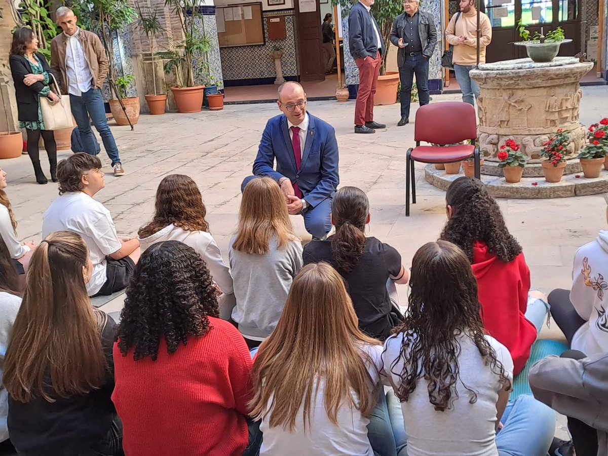 55 centros participan este curso en el proyecto 'ConviveTEAM' para mejorar la adaptación de Primaria a Secundaria, el bienestar de los alumnos y prevenir el acoso escolar. El consejero @VictorMarinNav visitó a los alumnos voluntarios del @IESLcdoCascales que colaboran con esta