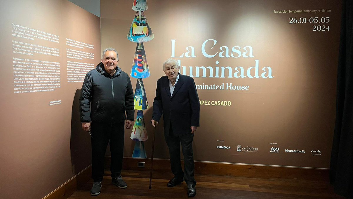 El conocido poeta y Premio Cervantes, Antonio Gamoneda, ha visitado esta mañana la exposición temporal “Eduardo López Casado. La Casa Iluminada”, acompañado por el artista