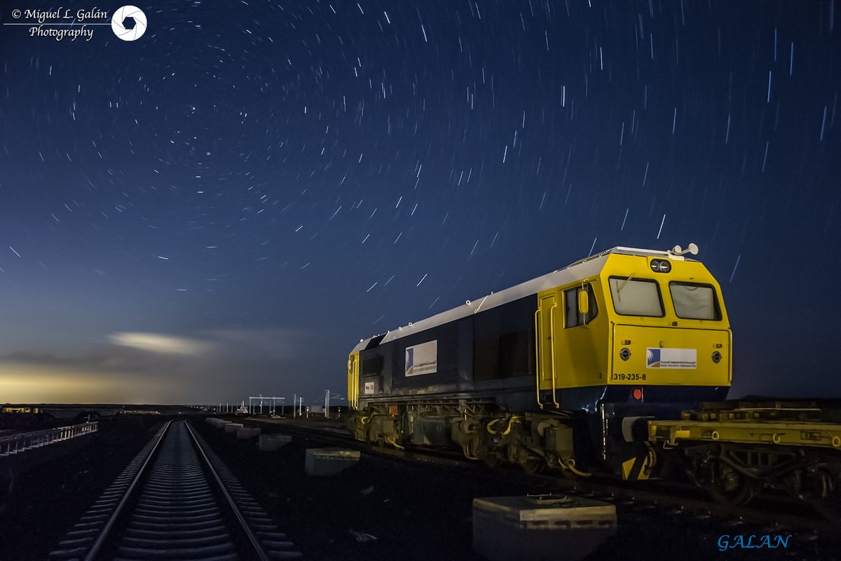 OzpSvlSpott's tweet photo. Arabian nights... Locomotora 319.235 en la Work Base 3 del HRR Haramain, Al-Yutamah, Arabia Saudi. 1-5-2016 #trainspotting #trainspotter #starrynight #nightphotography #astrophotography #haramaintrain #saudi https://t.co/yFy4JDDjZk