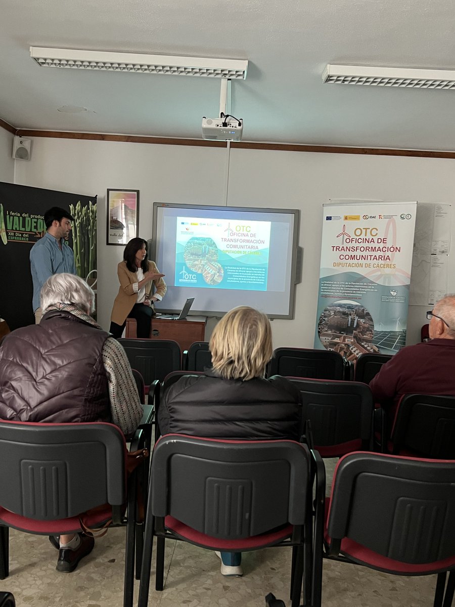 Gran entusiasmo de los vecinos de #Valdeobispo aprendiendo sobre #ComunidadesEnergéticas el pasado día 9 de abril.
@DiputacionCC 
#EnergíasRenovables #ComunidadEnergética