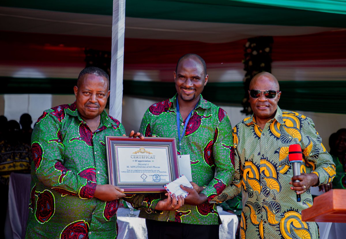 Bujaprov2025's tweet photo. Hakurikiye gufata agatutu, aho Umukuru w'igisagara yakeje abakozi kuvyo bashitseko, muri rwa rukurikirane rwo kurimbura ku mwaka uheze. Umukuru w'lgisagara yatanze ubushimwe ku bakozi bakoze neza kurusha abandi n'abandi bashimiwe kuvyo bakoreye abanyagisagara n'igisagara https://t.co/g3uyUZQWSZ