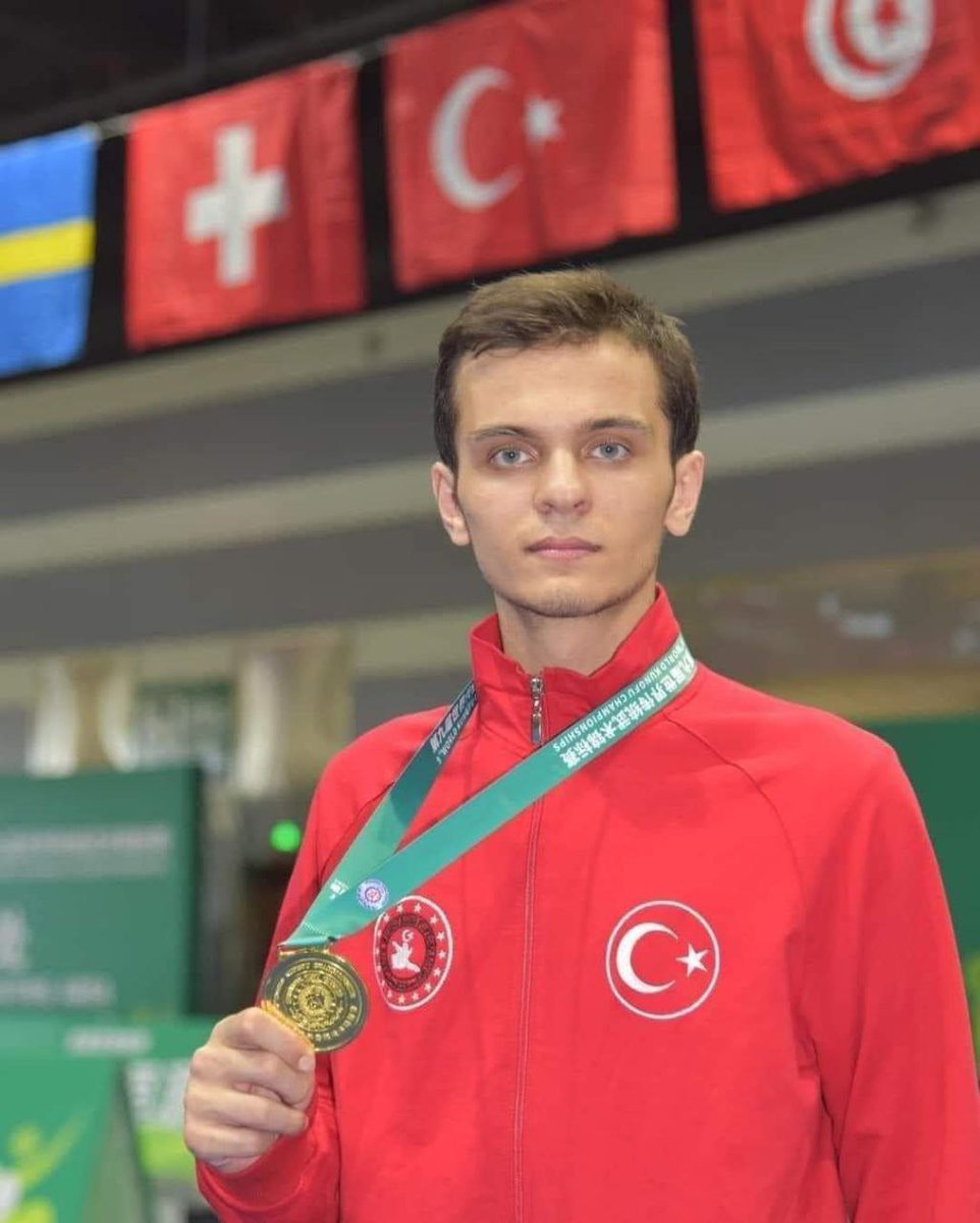 Kariyerim sporum param şöhretim Filistinde hayatını kaybeden masumların hiçbirinden daha önemli değil ahiretime madalyamı paramı götürmeyeceğim.Ahirete masumların elinden geldiğince sesi olmaya çalışmış Allah’ın rızasını almış bir adam olarak gitmek isterim #GururumuzAkyüz❤️🇹🇷🇵🇸