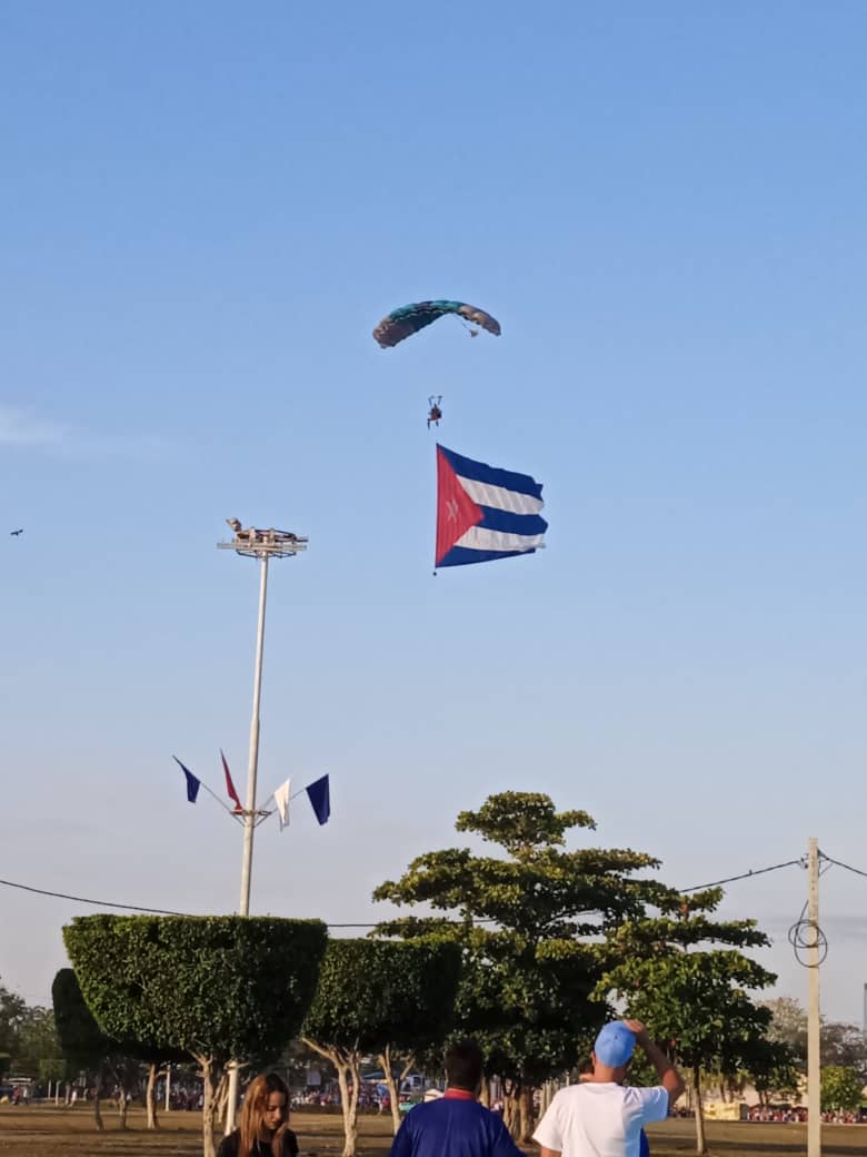 Imágenes del exitoso desfile del primero de mayo protagonizado por los Avileños.
#capitalLate 
#CAVCapitalLate
#LatirAvileño
#LatirXUnEneroDeVictorias
#Cuba
#CubaViveYVence
#CubaViveYTrabaja
#AbajoElBloqueo
#MejorSinBloqueo
#UnidosXCuba