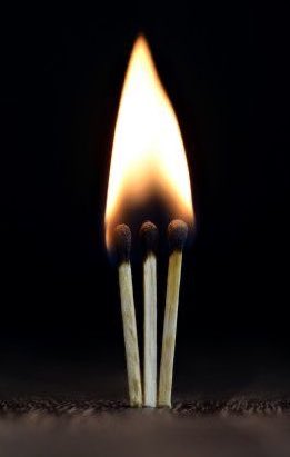 #رساله_اليوم

•• لاتخسر ( أحد ) من أجل ( أحد ) .. جميعهم أعواد كبريت يشتعلون لأجل  هدف ثم ينطفون ..‼️

                                           👌