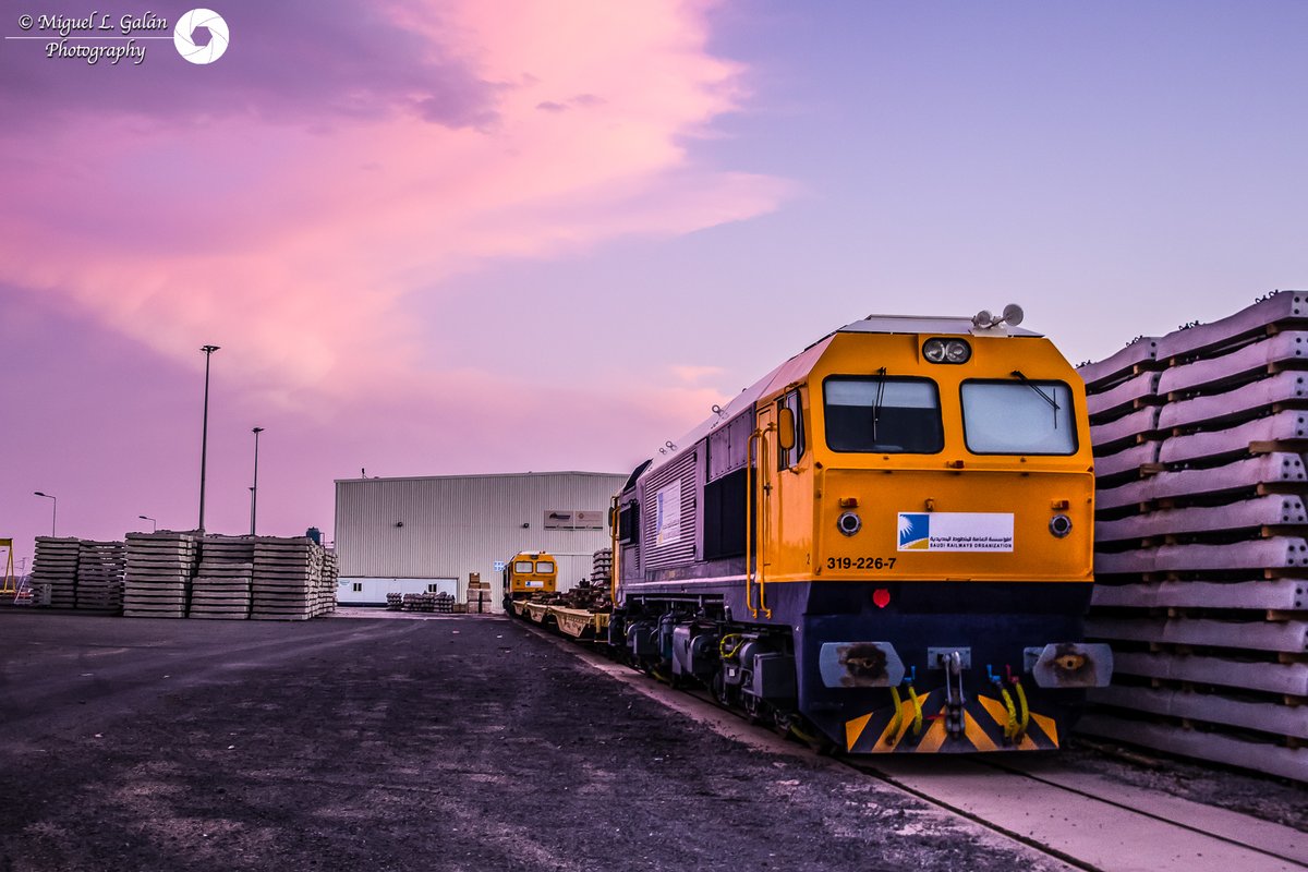 OzpSvlSpott's tweet photo. Sunset Arabia... Locomotora 319.226 de Copasa-Arabia en Work Base 3, Al-Yutamah, Arabia Saudí.12-4-2016 #trainspotter #trainspotting #locomotora319 #haramaintrain #saudi https://t.co/QSl5hNqzbW