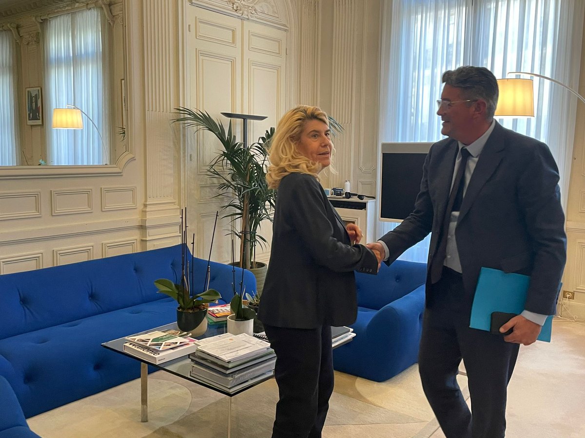 YannickMOREAU's tweet photo. Merci @FaureDominique, ministre des collectivités locales, pour son écoute et son soutien sur les sujets et enjeux des territoires touristiques et littoraux.
#logement #dgf #statutdelélu #ANCT #ANEL #LesSablesdOlonne #OutreMer #congrès #Guadeloupe #LeGosier https://t.co/WBCw0YLsh2