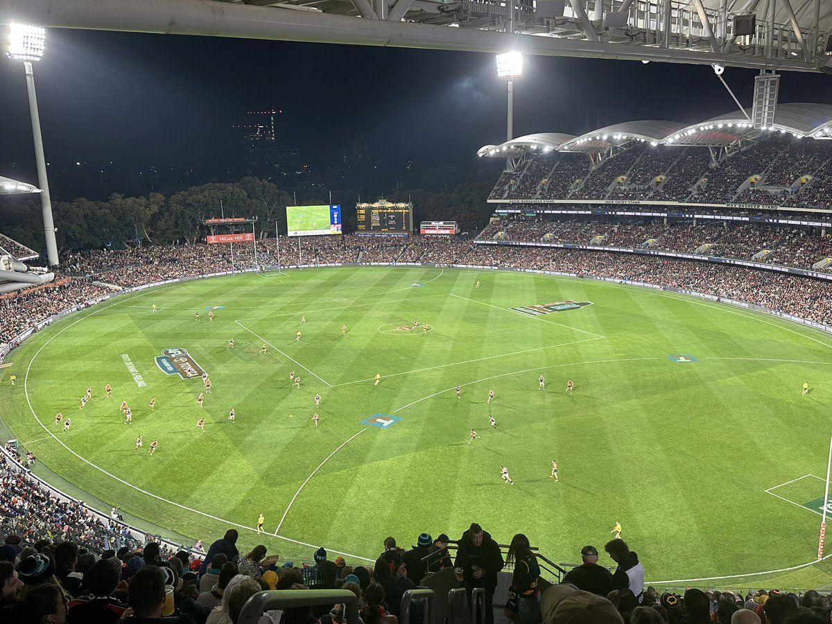 They’re not joking when they say Showdowns are a different beast. Safe to say the @Adelaide_FC are a different beast at @TheAdelaideOval for a “home” game. Been the better team overall. If only @PAFC can win more of the midfield battles & keep the ball for longer #AFLCrowsPower