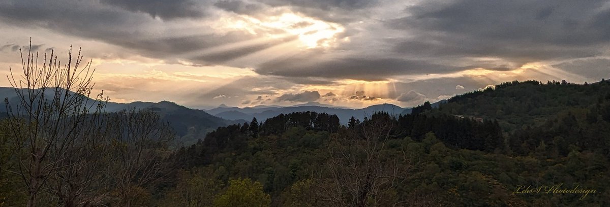 Les jeux d'ombre et de lumière dans le ciel du soir d'hier compensent la journée grise et pluvieuse d'aujourd'hui (Haute-Ardèche, 19h23)

#LandscapePhotography
@PanoPhotos #Panorama
@keeper_of_books #Trees
#ThePhotoHour #StormHour
#MagnifiqueFrance #Skyscape