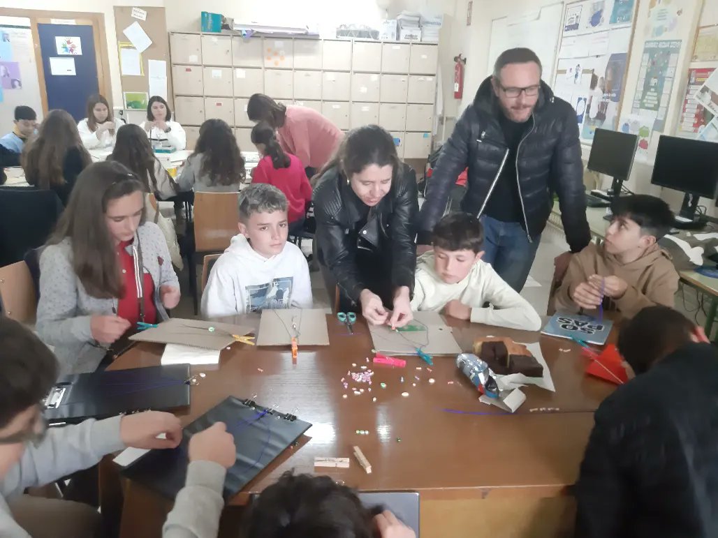 Para recibir a nuestros socios del Collège Notre-Dame de Pont Saint Esprit hemos hecho un taller de pulseras con criaturas marinas.¡Lo hemos pasado genial!
#ErasmusPlus
#waterforlife
@sepie_gob
@educaand