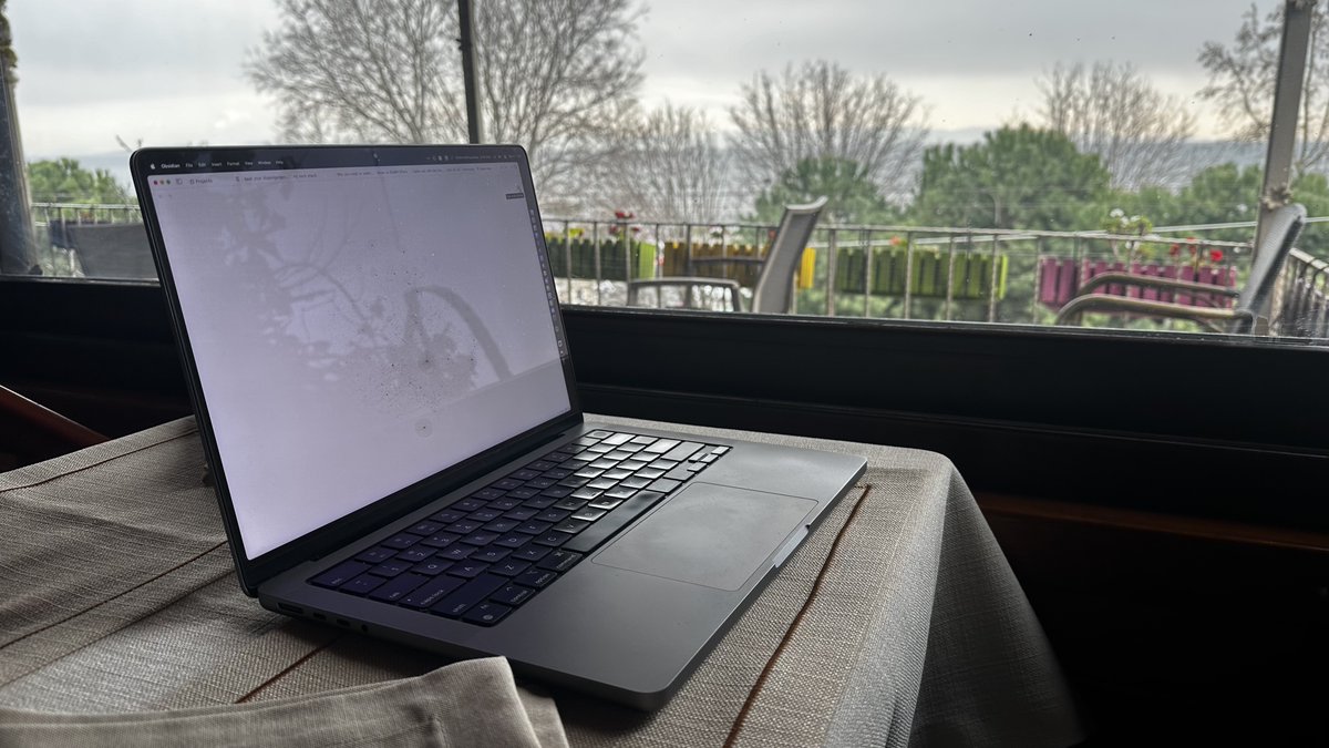 brookslagle's tweet image. I have put more hours in to building my business in the last week than I have in the last month.

Without sacrificing my worldly travels.

Here is how I did it:

I quit my job a month ago.

&quot;𝑁𝑜𝑤 𝐼 ℎ𝑎𝑣𝑒 𝑠𝑜 𝑚𝑢𝑐ℎ 𝑡𝑖𝑚𝑒 𝑡𝑜 𝑤𝑜𝑟𝑘!&quot;

What REALLY happened:

🧵