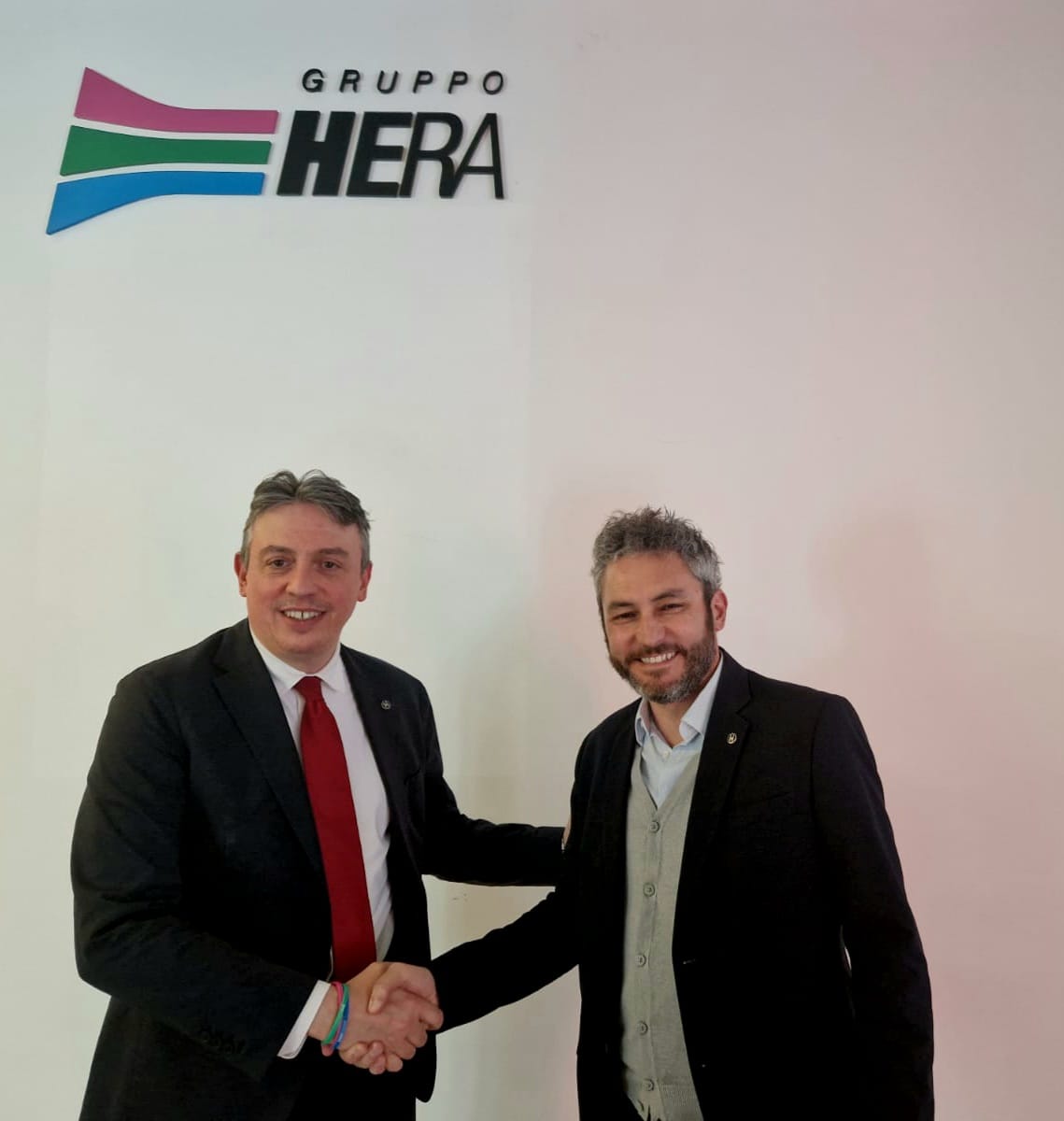 GruppoHera's tweet photo. È stata sottoscritta la partnership tra #GruppoHera e Assium: la rete agenti di #HeraComm potrà ottenere così la certificazione di Manager delle Utenze, ulteriore garanzia di eticità e trasparenza dei servizi👇
https://t.co/axG6jWLfCt https://t.co/Odwye3PNle