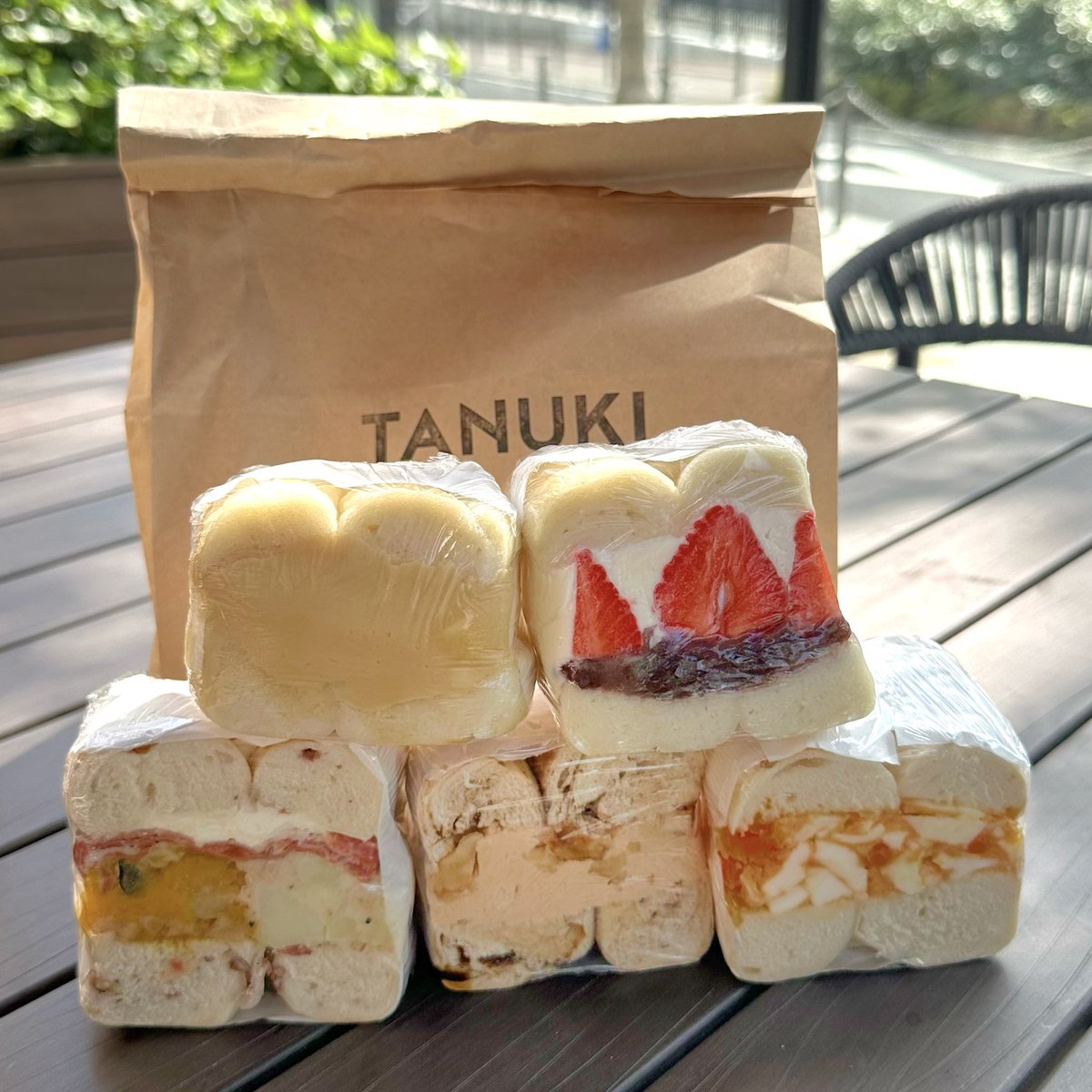 🥯TANUKI APPETIZING
先日ついに憧れのたぬきさんへ！2時間並んだけどそんなこと忘れちゃうくらい全部美味しかった🥹
ベーグルは味によって食感も違ってて、特に米粉ベーグルがモッチモチで感動✨一番楽しみにしてた🍓も米粉で、濃厚マスカルポーネ、上品な甘さの粒あん、ジューシーな苺が相性抜群❤️