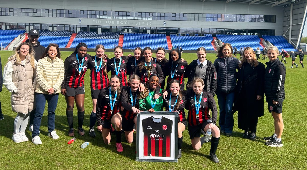 What a way to start the day! Fantastic cup winning performance by our Women’s team and a chance to thank our generous sponsors @yipiyap @PE_NewmanRC @YipiyapJess @EYipiyap @NewmanRCCollege