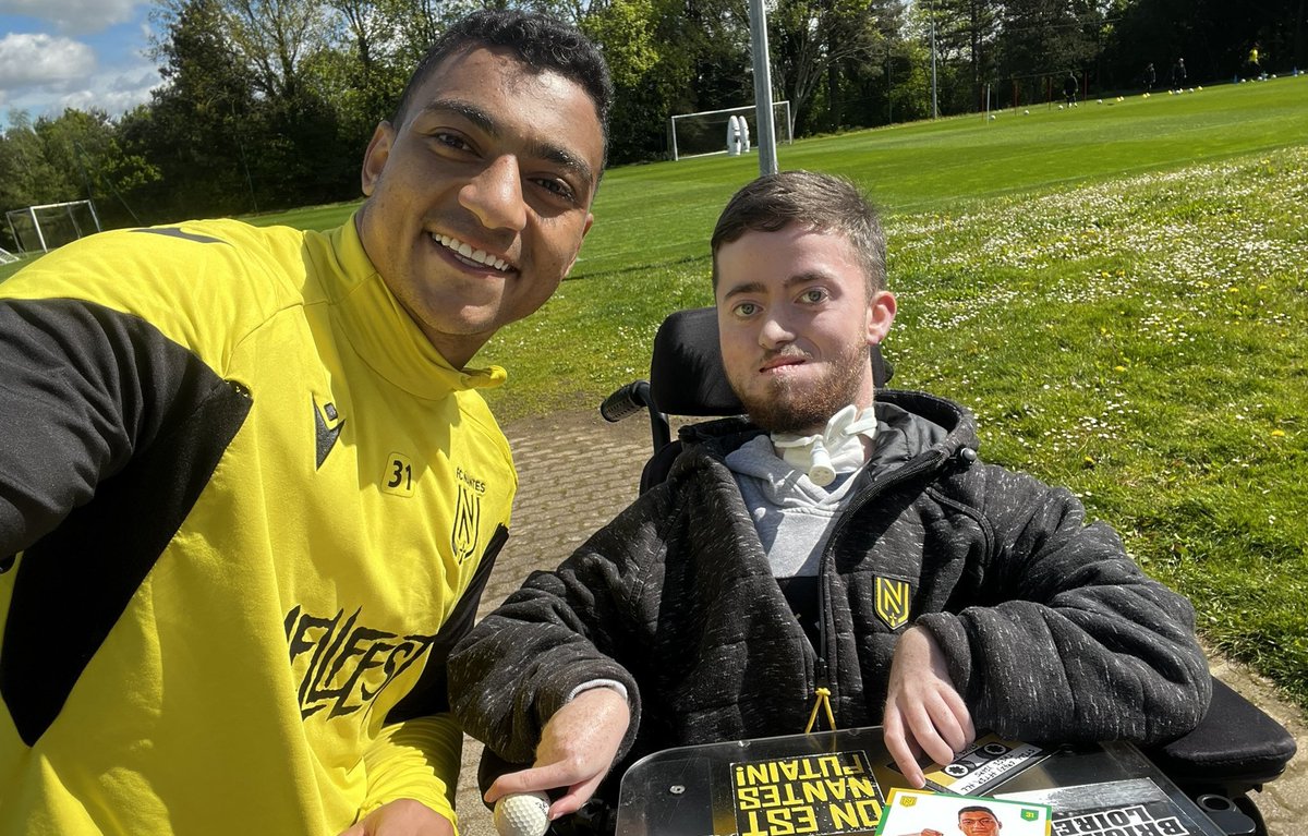 Mostafa Mohamed, with one of Nantes' fans with disabilities📺🟡