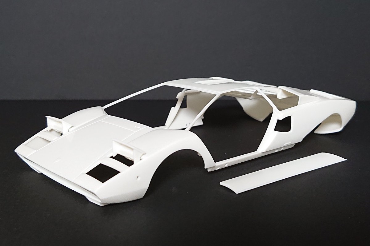 SOF_Shizuoka's tweet image. #2mgandini
アオシマのLP400はスプレー吹きっぱなしで仕上げるのでライトやインテークはあらかじめ接着しておきました。
表面を1000番→メラミンスポンジで整え、サイドシルのパネルを仮止めするため穴を開け、両面テープで仮止めしました。