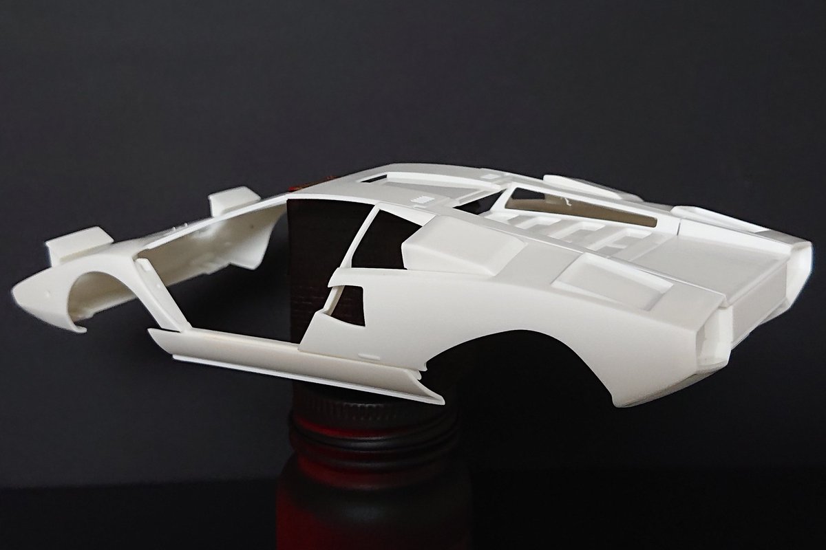 SOF_Shizuoka's tweet image. #2mgandini
アオシマのLP400はスプレー吹きっぱなしで仕上げるのでライトやインテークはあらかじめ接着しておきました。
表面を1000番→メラミンスポンジで整え、サイドシルのパネルを仮止めするため穴を開け、両面テープで仮止めしました。