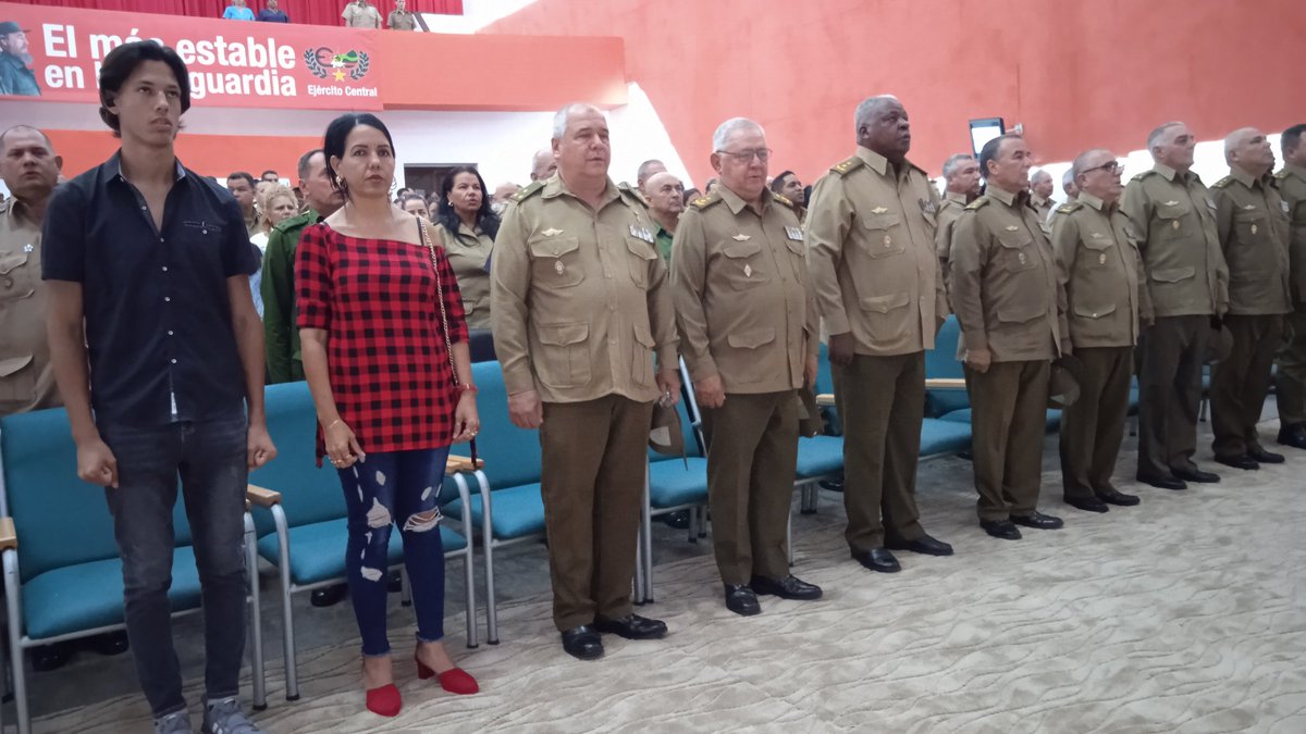 Merecido recibimiento en nuestro ejército al 🎖️ 'Héroe del Trabajo de la República de #Cuba' , Coronel Juan Carlos Martín Tirado, Director del Hospital Militar Dr. Mario Muñoz Monroy de Matanzas. #JuntosPorCubaCreamos