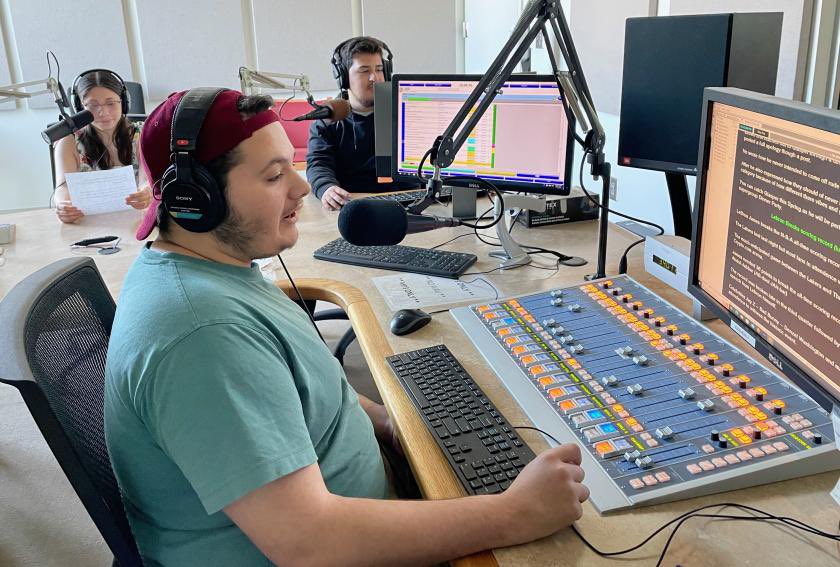 Check out how BurlI provides journalism students with state-of-the-art tools for the future broadcast industry!🎙️🖥️ #JournalismEducation news.csun.edu/mike-curb-coll…