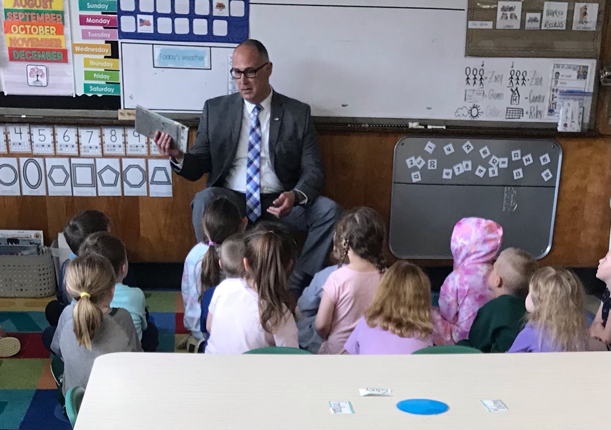 NYSDOCCS's tweet image. As we celebrate Earth Week, on May 1st, Acting Comm. Martuscello stopped by an Averill Park Universal Pre-K class to read “The Important Book” &amp;amp; talk about taking care of our earth &amp;amp; ourselves. The class was responsive, enjoyed the book &amp;amp; their guest reader. It was a great visit!