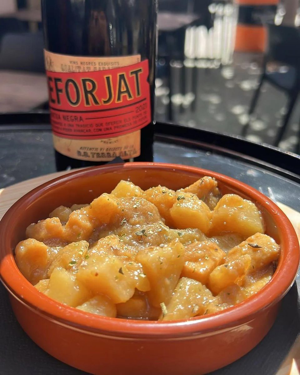 A @cal__tito__vermuteria l'estofat de calamar 🍷😋. Avui assaboreix el #tastasalou
.
#gastronomia #cultura #cuina #catalunyafoodies #ciutat #enologia #foodporn #foodies #platillos #vins #caves #wine #winelovers #salou #saloufood #saloufoodexperience #rutagastronomica #vicatala