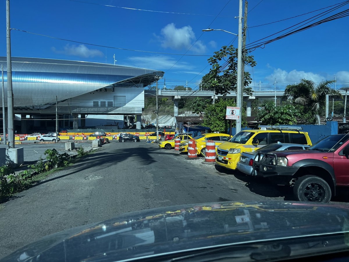 RodrigoSalado's tweet photo. @ATTTPanama , @ProtegeryServir Señores de Transito por favor poner orden en la via que sale al metro de villa zaita. Autos estacionados en la via y piqueras de taxi interfiriendo la salida de 4 barriadas en esa calle.
A las 7am buses de San Vicente y piratas haciendo piquera https://t.co/dSINlkWNTN