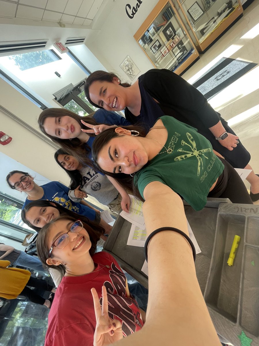 Ayer reconocimos los Seniors de la Sociedad Honoraria Hispánica ❤️💛 esperamos que continúen sus estudios en español. Felicidades a todos.