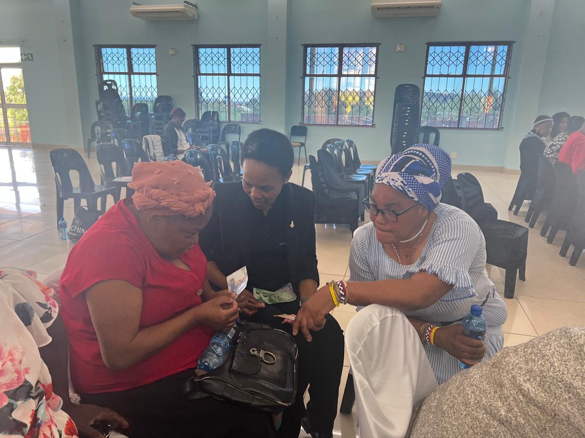 Minister @DlaminiZuma joined the SA Reserve Bank team on a training program targeting visually impaired people on how to recognise the new bank notes and coins.