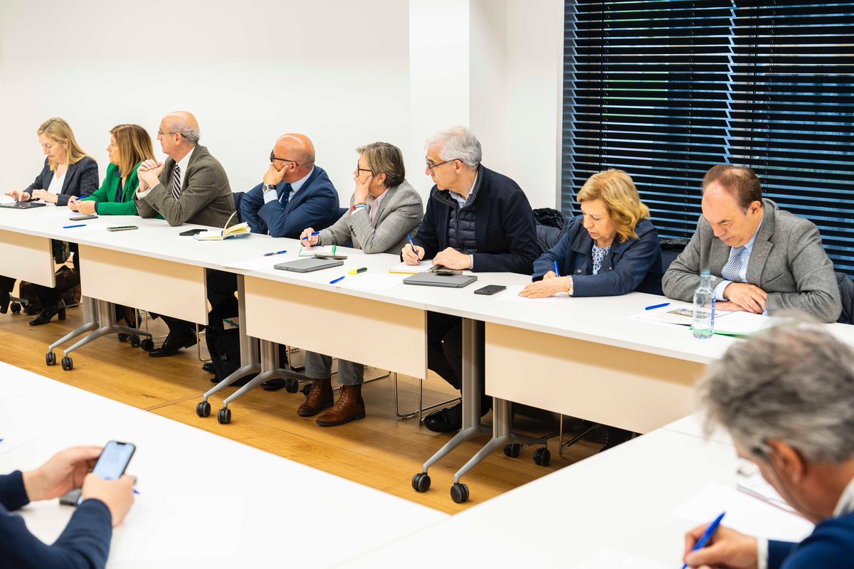 Decenas de iniciativas sobre os temas que mais importan aos galegos: industria, sanidade, pesca, agricultura, seguridade, emprego, fondos 🇪🇺, dependencia… De todo elo falamos os deputados e senadores galegos do @GPPopular, baixo a coordinación da SX do @ppdegalicia @paulapra2