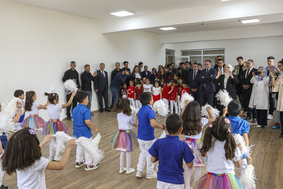 OSB İçerisindeki Anaokulunun Açılışı Yapıldı

Valimiz Sn. Ozan Balcı, Organize Sanayi Bölgesi (OSB) içerisinde yapımı tamamlanan 8 derslikli anaokulunun açılışını yaptı.

Açılışta konuşan Valimiz, anaokullarına çok önem verdiğini belirterek:

✅İlimizde 577 derslikten oluşan 111