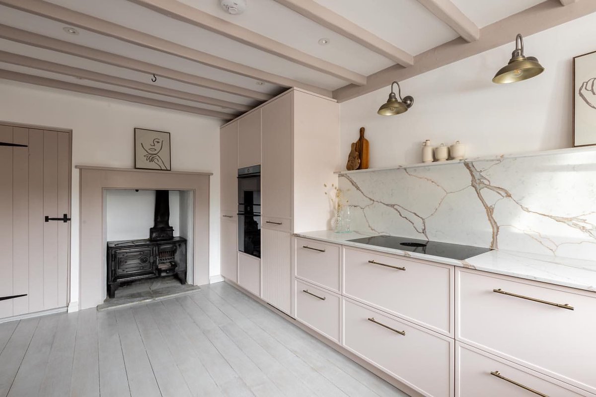 CRL Quartz Palermo looks stunning in this kitchen by @Consilio_. A crisp white background is the perfect setting for bold veining that adds instant character and eye-catching detail. This quartz surface will elevate any interior into a fresh sophisticated space. @rockrevelations