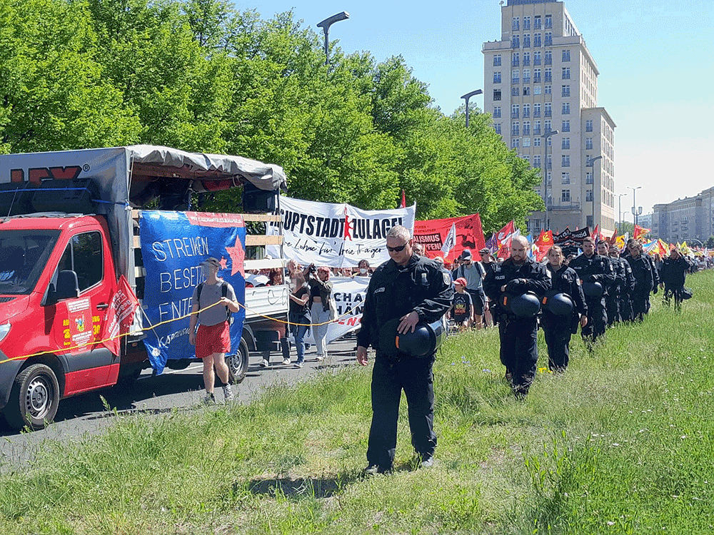 Klassenkampf_B's tweet photo. Bericht &amp; Fotos vom klassenkämpferischen Block beim DGB: https://t.co/cYz6npXlTT
Ein wichtiges Thema am #1Mai war die internationale Solidarität mit den Palästinenser*innen, was DGB-Ordner*innen als Störung ansahen. Internationale Solidarität ist Teil der Gewerkschaftsbewegung! https://t.co/VTjzLFMWHZ