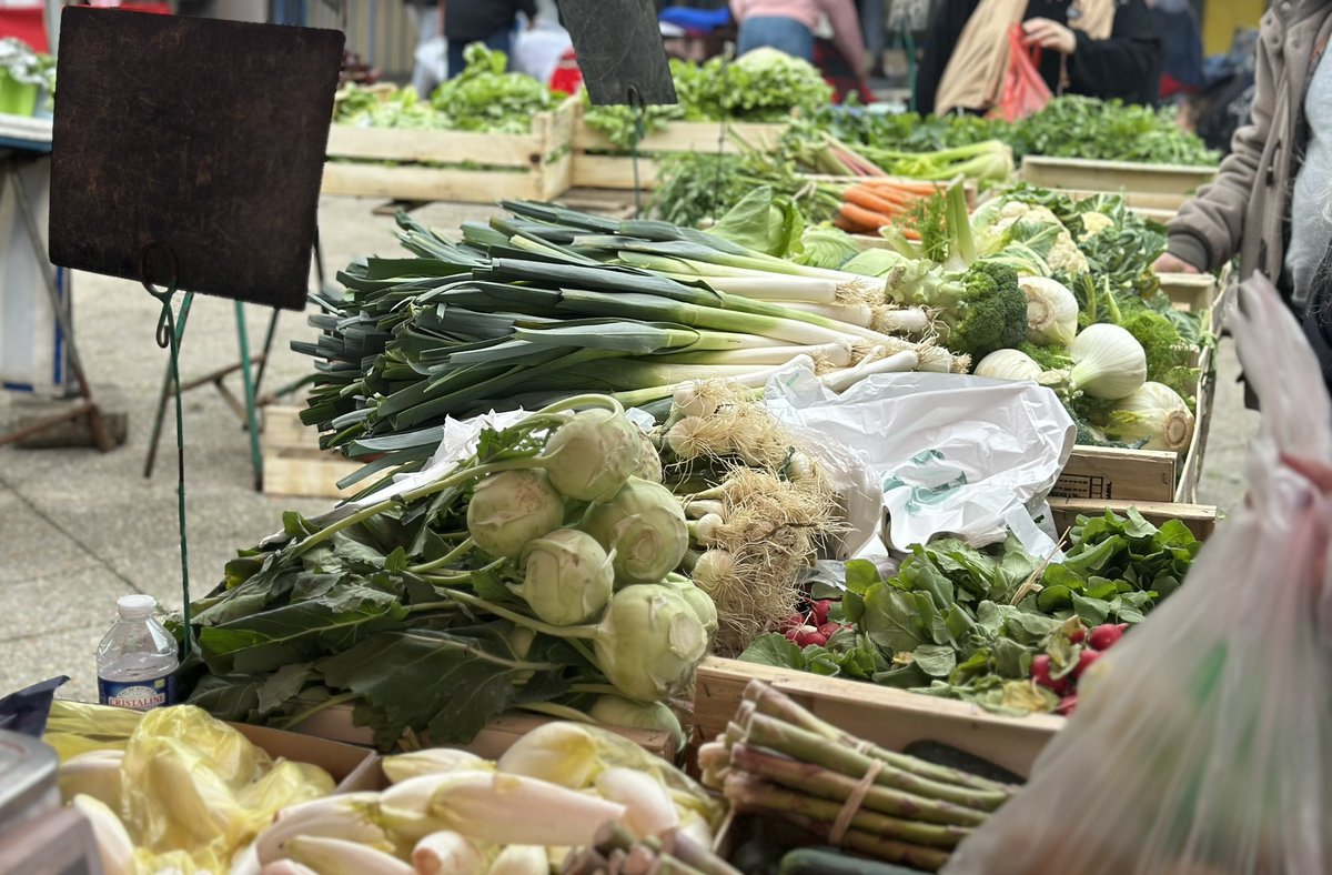 Chaque jeudi, le marché de Beauregard à @villepoissy anime le quartier, favorisant les échanges entre commerçants, riverains et habitués, dans une ambiance accueillante et chaleureuse ! 🍎 Bien plus qu'un lieu de commerce, c'est un lieu de rencontres chaleureuses et de…