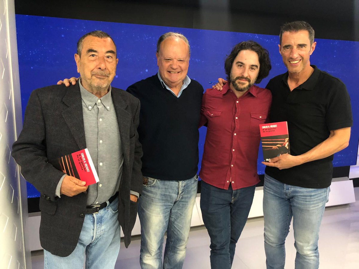 .@Charly_HV, autor de 'A un gancho de la gloria', acompañado de José Luis Garci, Jaime Ugarte y Joseba Larrañaga, a su paso por @partidazocope para contar detalles de su libro. ▪ El libro: tienda.efeeme.com/libros/904-car… ▪ Ofertas: tienda.efeeme.com/56-ofertas