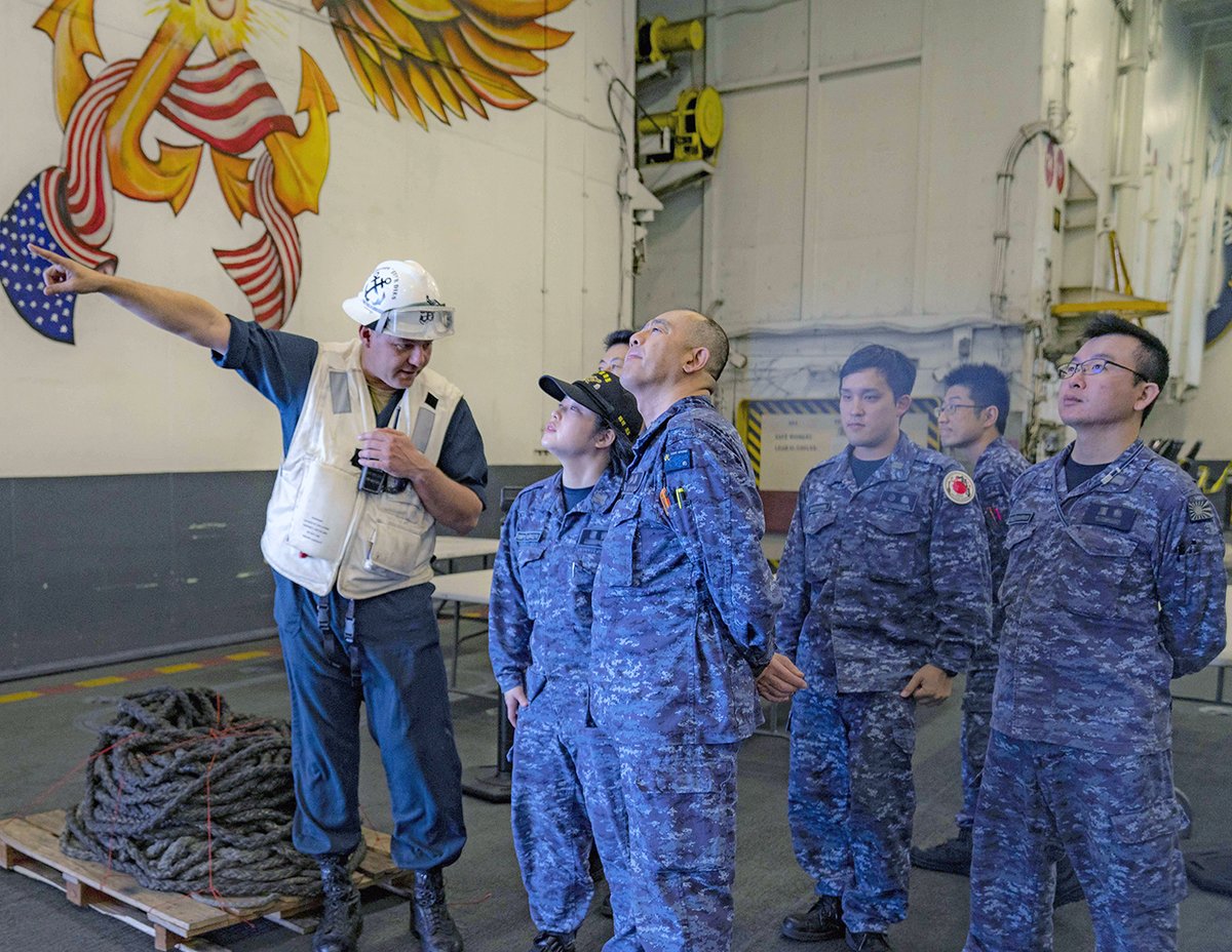 #Anaheim native serves aboard #USNavy #Aircraft #Carrier #USSCarlVinson #CVN70
BMCS Dmitry Spiridonov
explains the procedures of a replenishment-at-sea to Sailors from the JMSDF, Nov. 28, 2023.
dvidshub.net/image/8163699/…
#ForgedBytheSea #AmericasNavy @NETC_HQ @americasfavorite_70