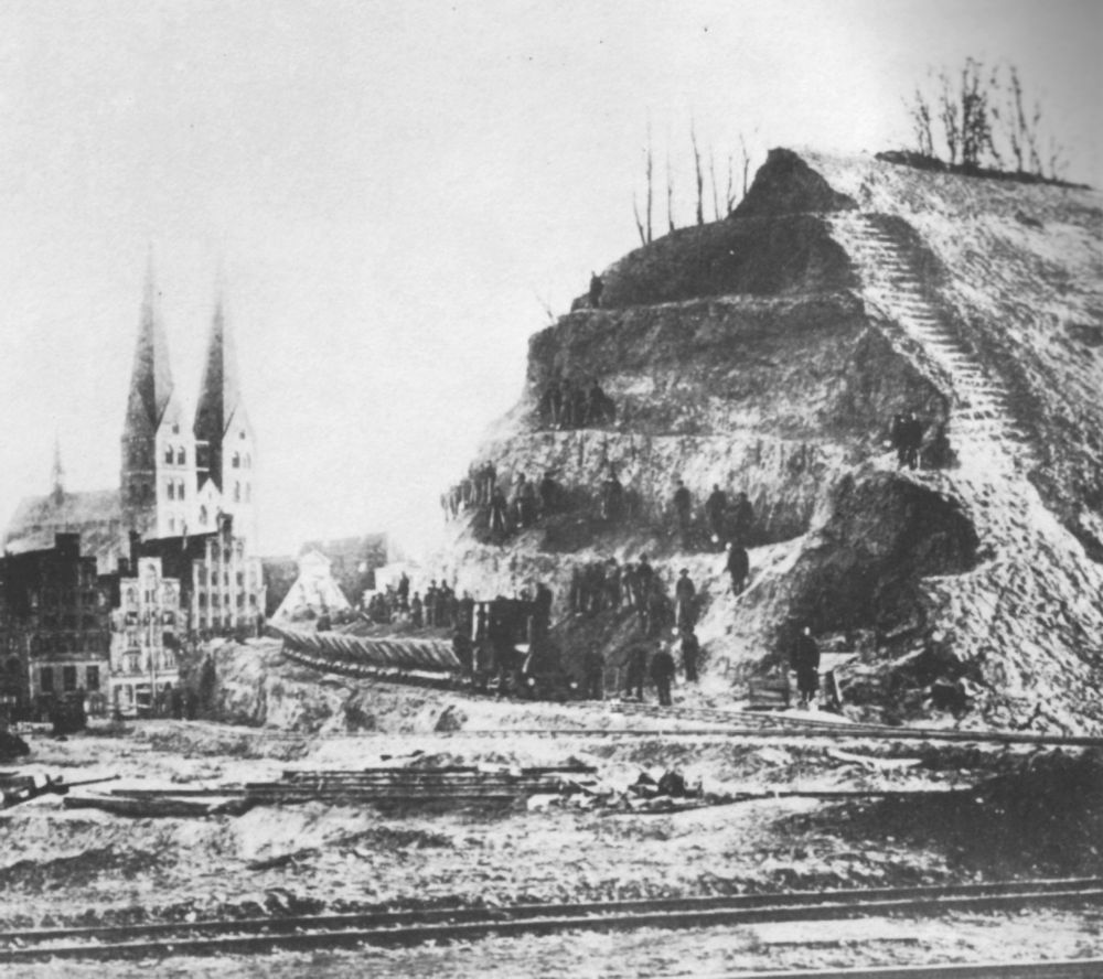 Der alte Lübecker Stadtwall, fotografiert 1885, als er abgetragen wird Der #Wall wurde errichtet, seit 1535 ein Krieg zwischen Dänemark und #Lübeck herrschte. Das #Holstentor war nur ein Rädchen in einer Verteidigungsmaschine der #Neuzeit: buff.ly/3JawBix