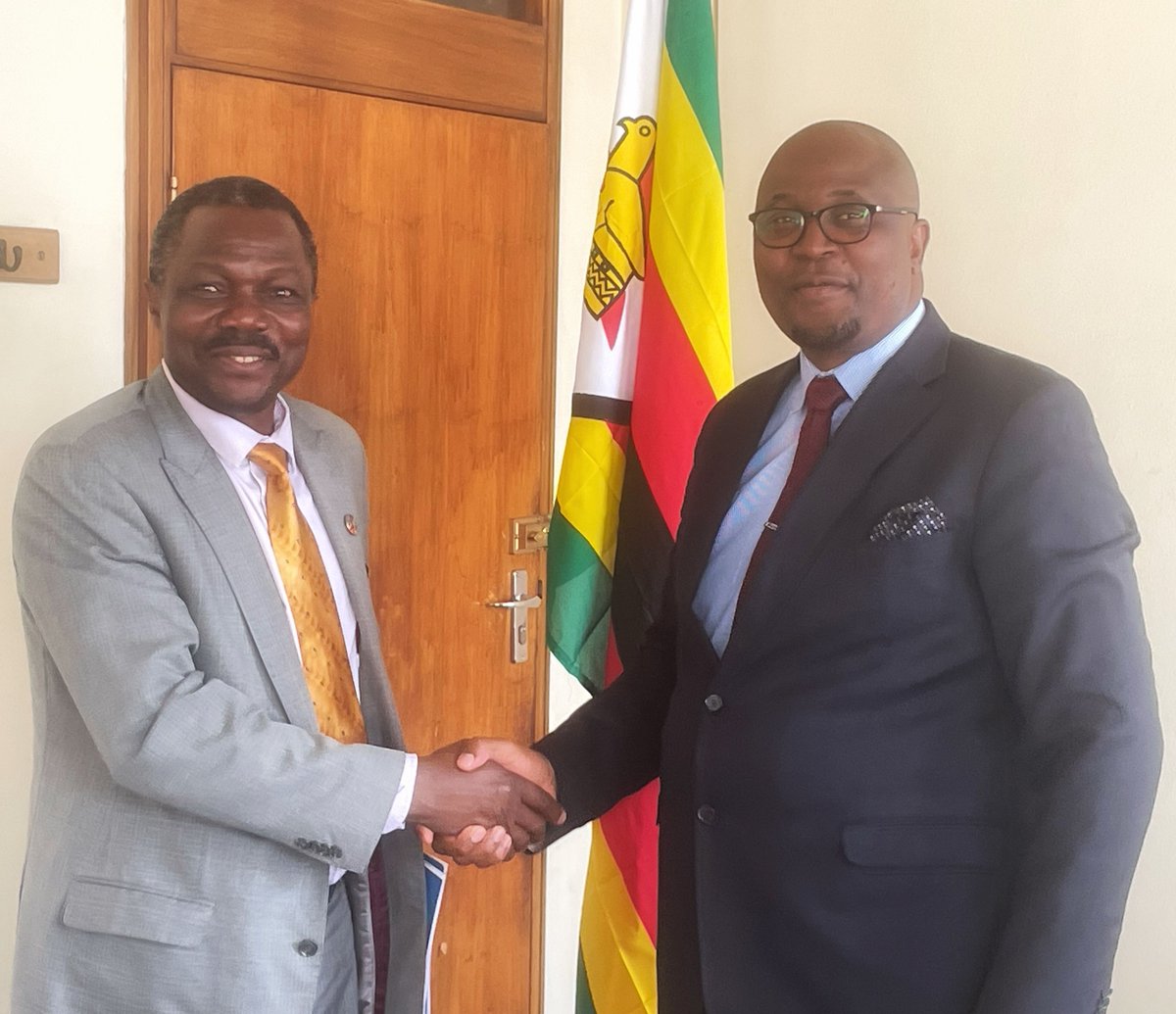 Productive courtesy call between @Ayoodusola and Permanent Secretary for Presidential Affairs Eng @TMuguti at @PresAffairsZW, discussing priorities of devolution, an area UNDP Zimbabwe is happy to partner. Sincerest thanks for such an outstanding discussion.