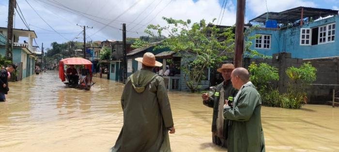 En el inicio de temporada de lluvias, fuertes precipitaciones causaron desbordamientos de ríos y cañadas en zonas bajas de Baracoa, en Guantánamo. En localidad del Jamal, el pluviómetro marcó 175 milímetros en seis horas. @EdMartDiaz @SANTANACITMA @adianez_taboada @ArmandoRguezB