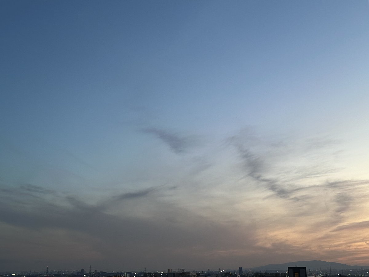 ひこうき雲がたくさん残ってるな(´ｰ｀)

#イマソラ #薄明 #空 #雲 #天気の図鑑 #気象のはなし