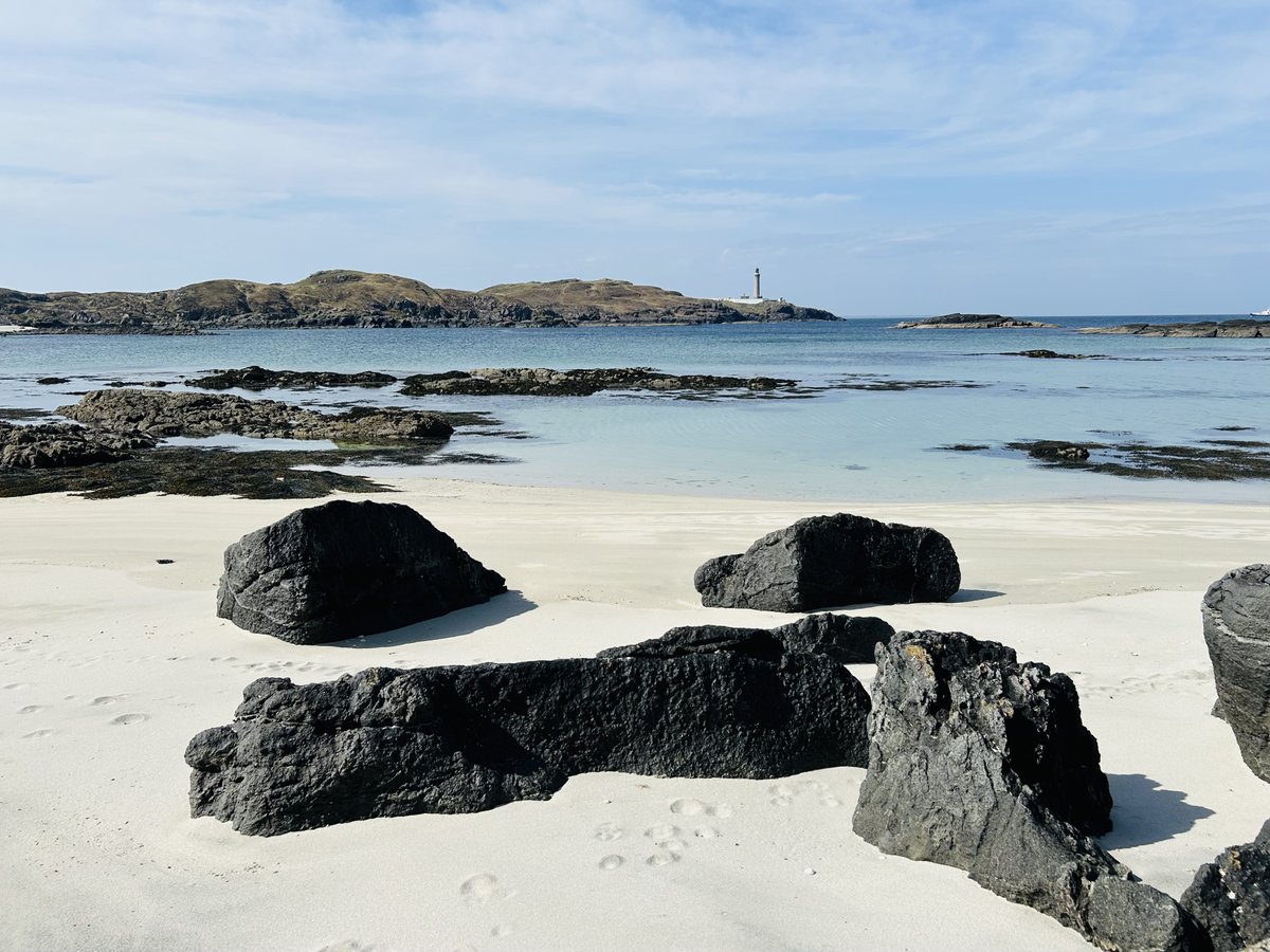 Looking across stunning Bay MacNeil beach to Ardnamurchan Lighthouse, the most westerly point of the British mainland (and my next destination) 🏴󠁧󠁢󠁳󠁣󠁴󠁿☀️