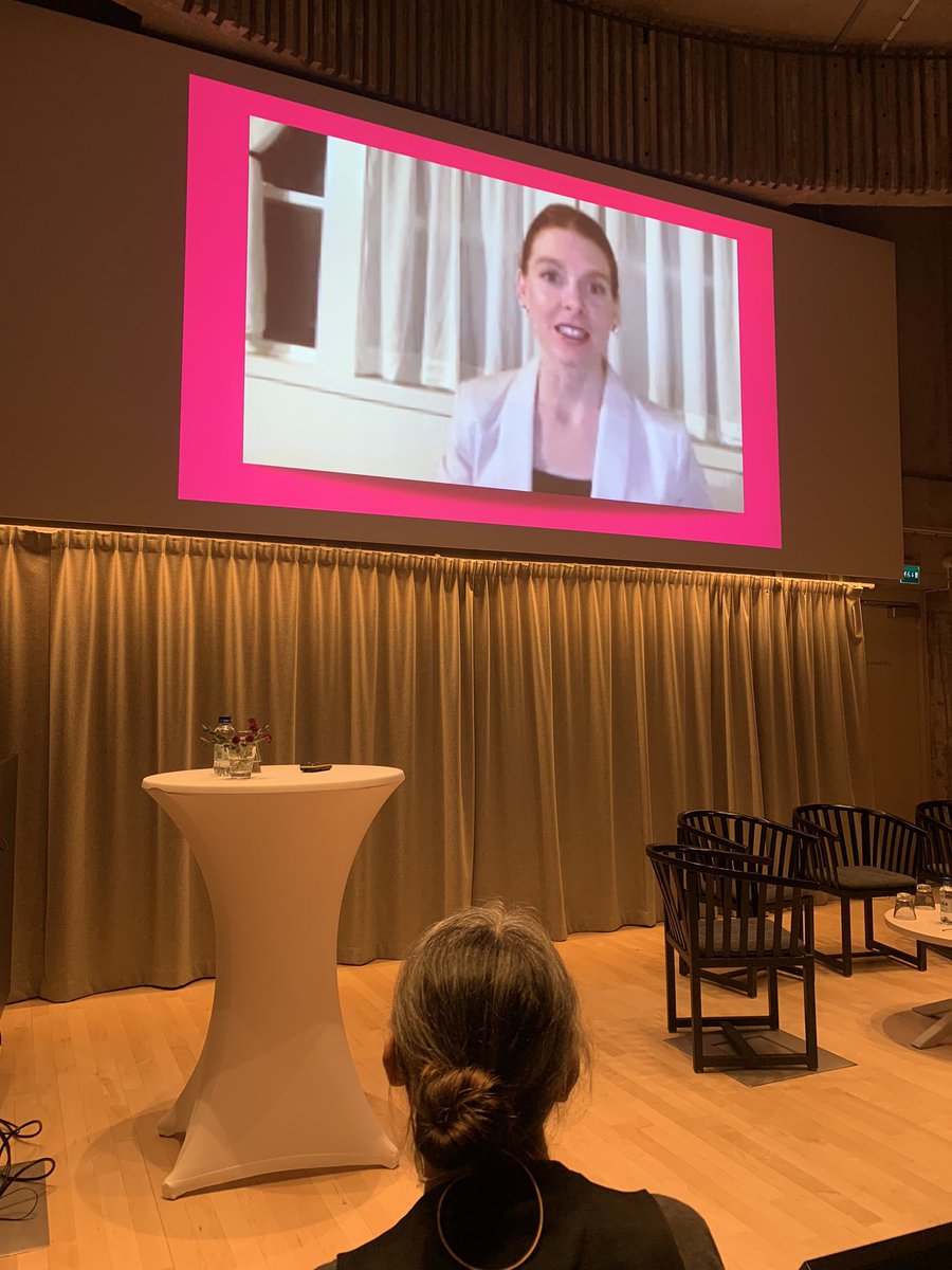 Unesco betonar ramverk och principer för global och jämlik tillgång till vetenskapliga resultat. Tiffany Straza, Unesco på @kungbib konferens om nationella riktlinjer för öppen vetenskap.@forteforskning