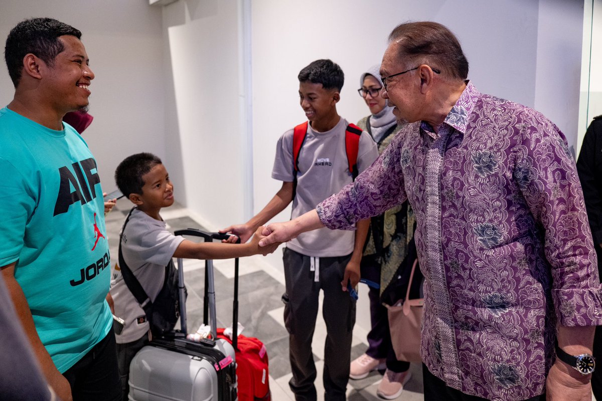 Usai tiba di Kota Bharu, saya sempat singgah di terminal baharu Lapangan Terbang Sultan Ismail Petra (LTSIP) fasa 1 yang sudah beroperasi bermula pada Rabu. Saya difahamkan, infra baharu tersebut dijangka bakal menerima penerbangan antarabangsa pada hujung tahun ini menerusi…