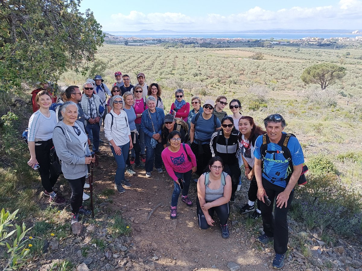 Alumnes, voluntaris i aprenents de l'Oficina de Català de Roses van fer la primera ruta guiada i comentada del projecte Caminem i parlem 💬  Una trentena de persones van recórrer la ruta dels olivars i la ruta dels masos i carrerades.

➕ i.mtr.cool/uthwwrncsw #aRoses