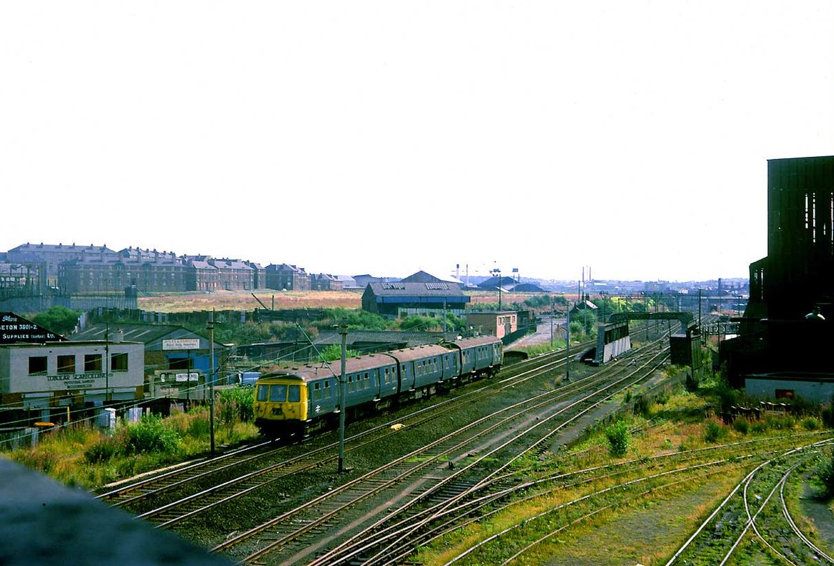 Blue Train with Parkhead Forge on the right and Haghill top left, #Glasgow 1975.
(Eastbank Railway Club)