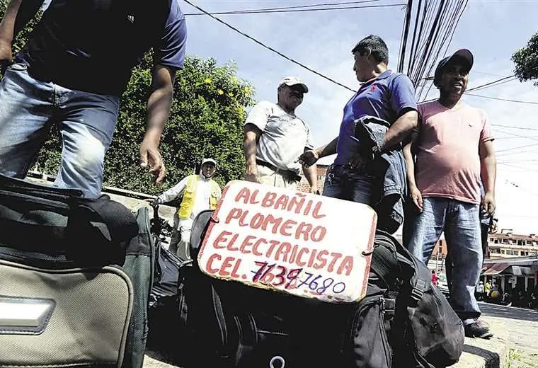 Campeones mundiales en trabajo informal. Según la #OIT,  #Bolivia es el país con mayor trabajo informal del mundo, con el 85% de su fuerza laboral en esa condición. Otro deshonroso galardón que le debemos a las dos décadas nefastas de los gobiernos de @evoespueblo y…