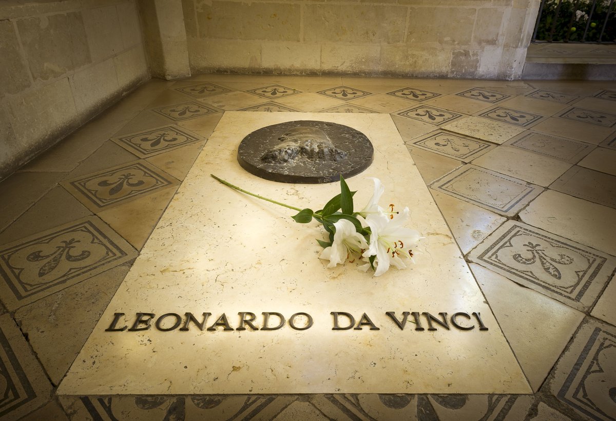 Le 2 mai 1519, Léonard de #Vinci mourrait dans sa demeure du Clos Lucé, à Amboise. Sa sépulture est abritée dans la chapelle du château royal d'Amboise. Elle rouvrira au public le 1er juin prochain après 2.5 années de travaux de restauration sur l'édifice #Amboise #Touraine 🧙‍♂️