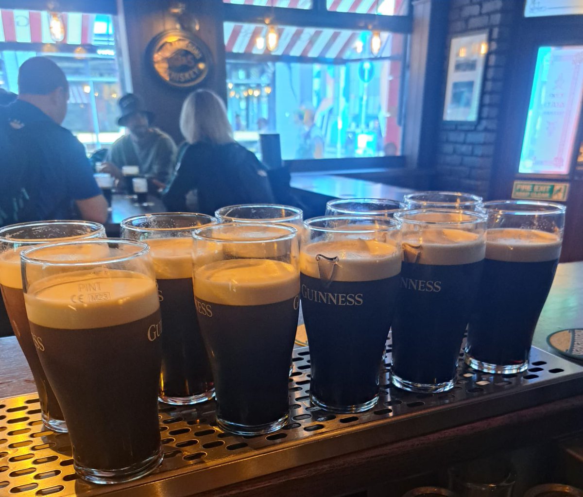 Thirsty Thursday is off to a strong start 🤩

Our doors are open and we can’t wait to welcome you🤗

#theaulddubliner #pub #templebar #dublin #dublinpubs #thirstythursday #livemusic