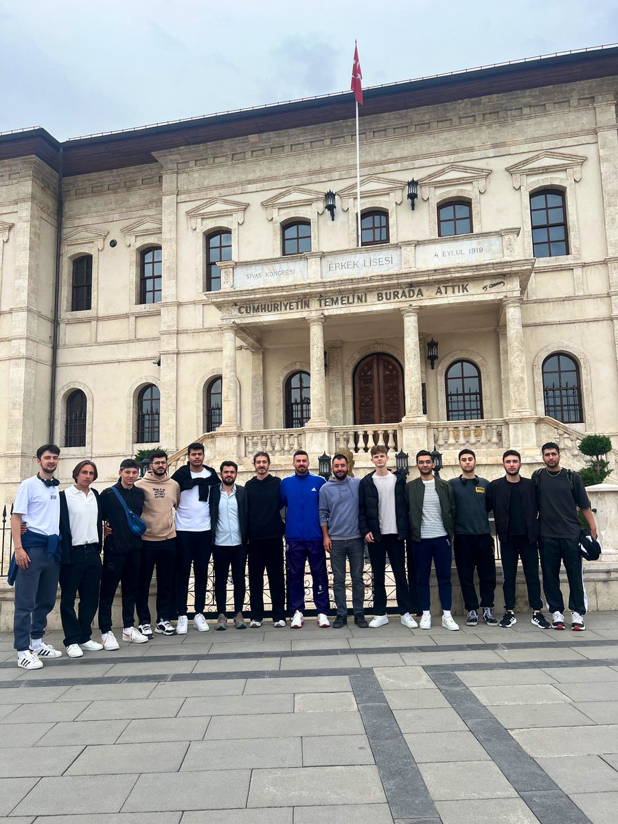 Final müsabakasını bekleyen Basketbol takımımızda keyifler yerinde.

Sivas Atatürk Kongre Müzesi’ni ve Çifte Minareli Medreseyi gezen takımımız bol bol moral depoladı..🏀💪
#KYGMSporOyunları